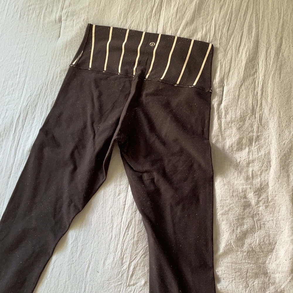Capri Lululemon Leggings with Stripe Detailing